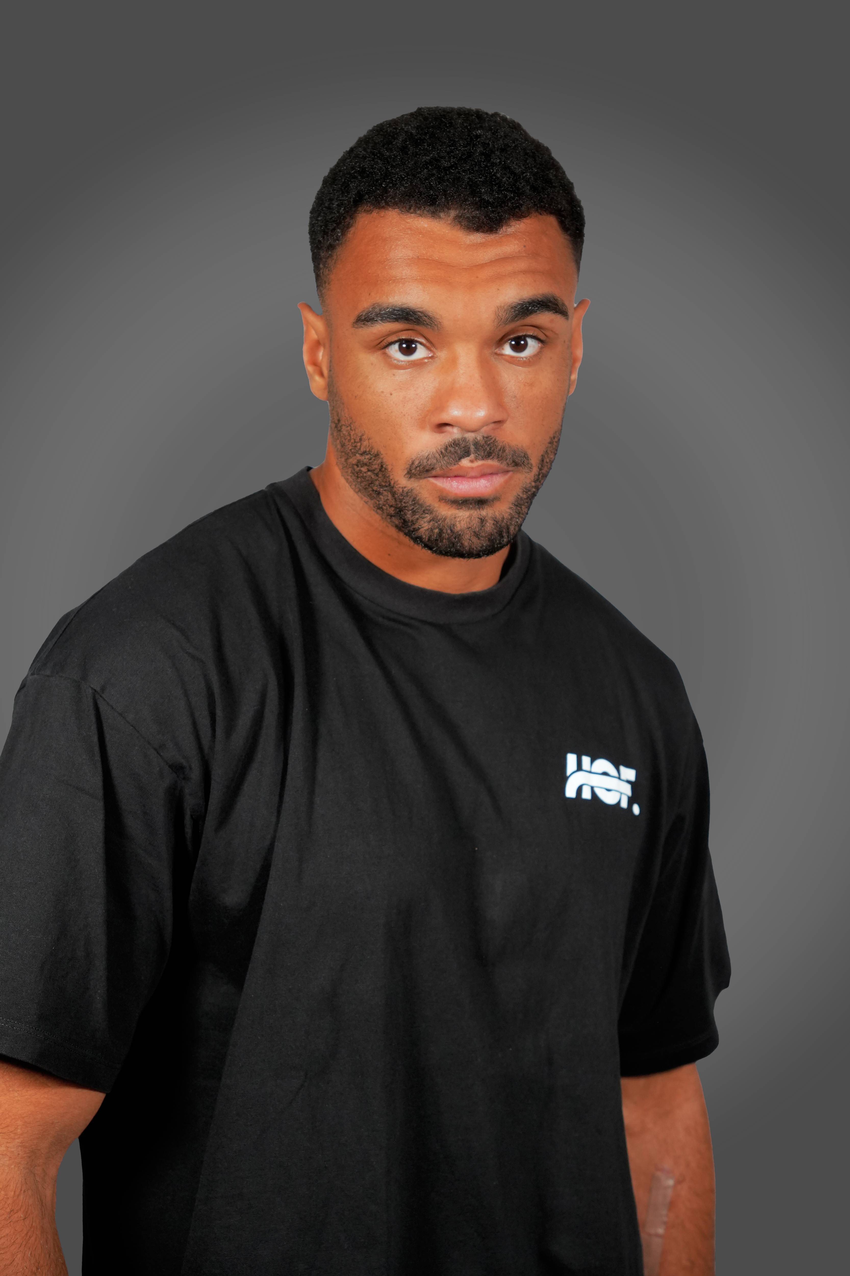 Essential - Black Tee