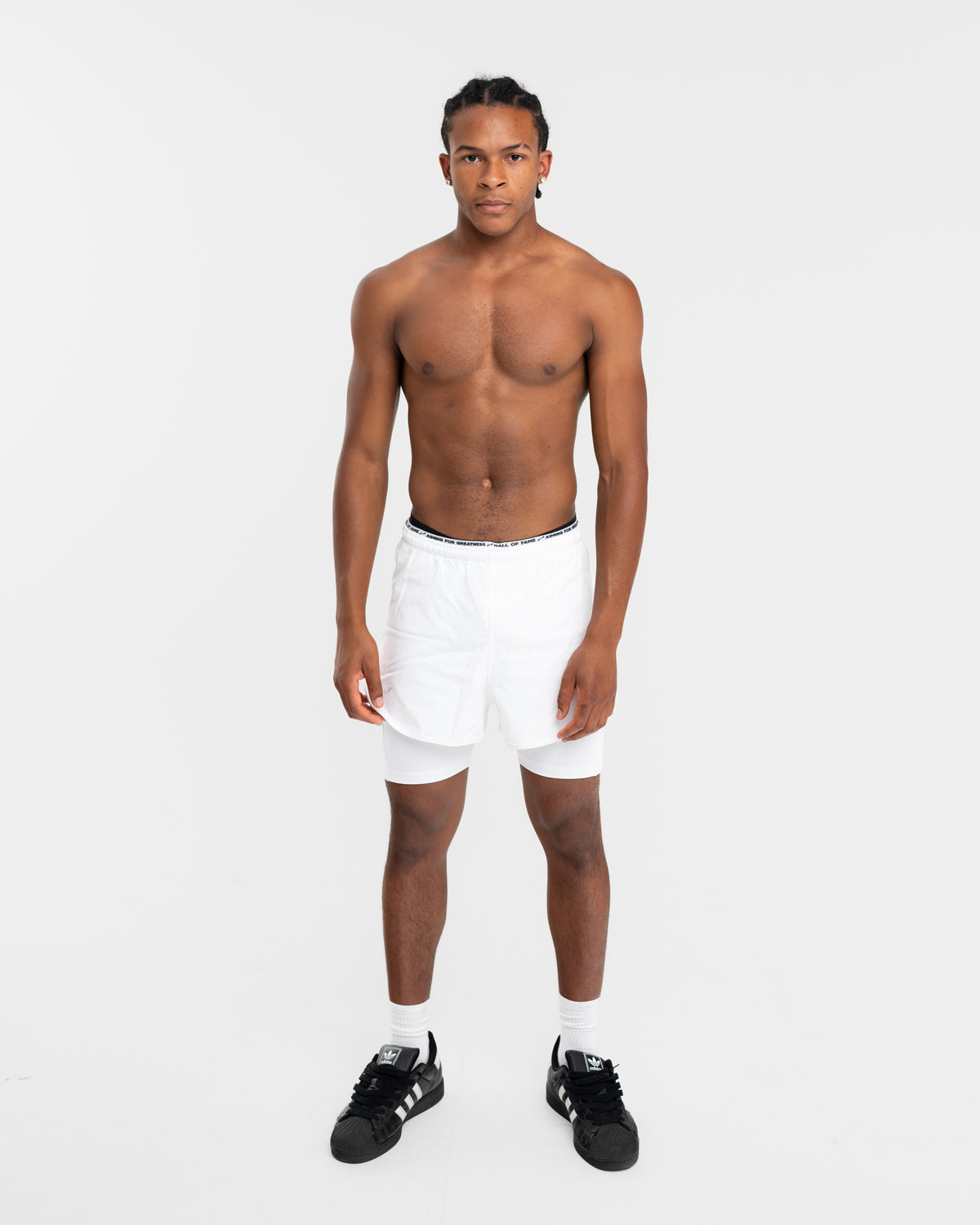 Homme portant le short de compression 2-en-1 Contender tout blanc, vue de face en pied