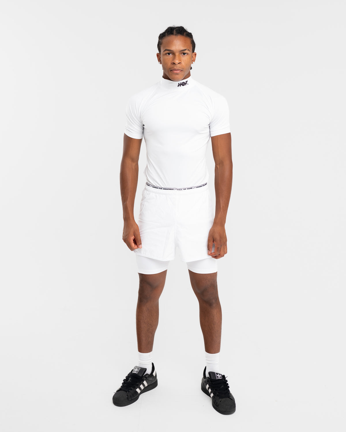 Homme portant le rashguard Contender blanc à manches courtes, vue de face