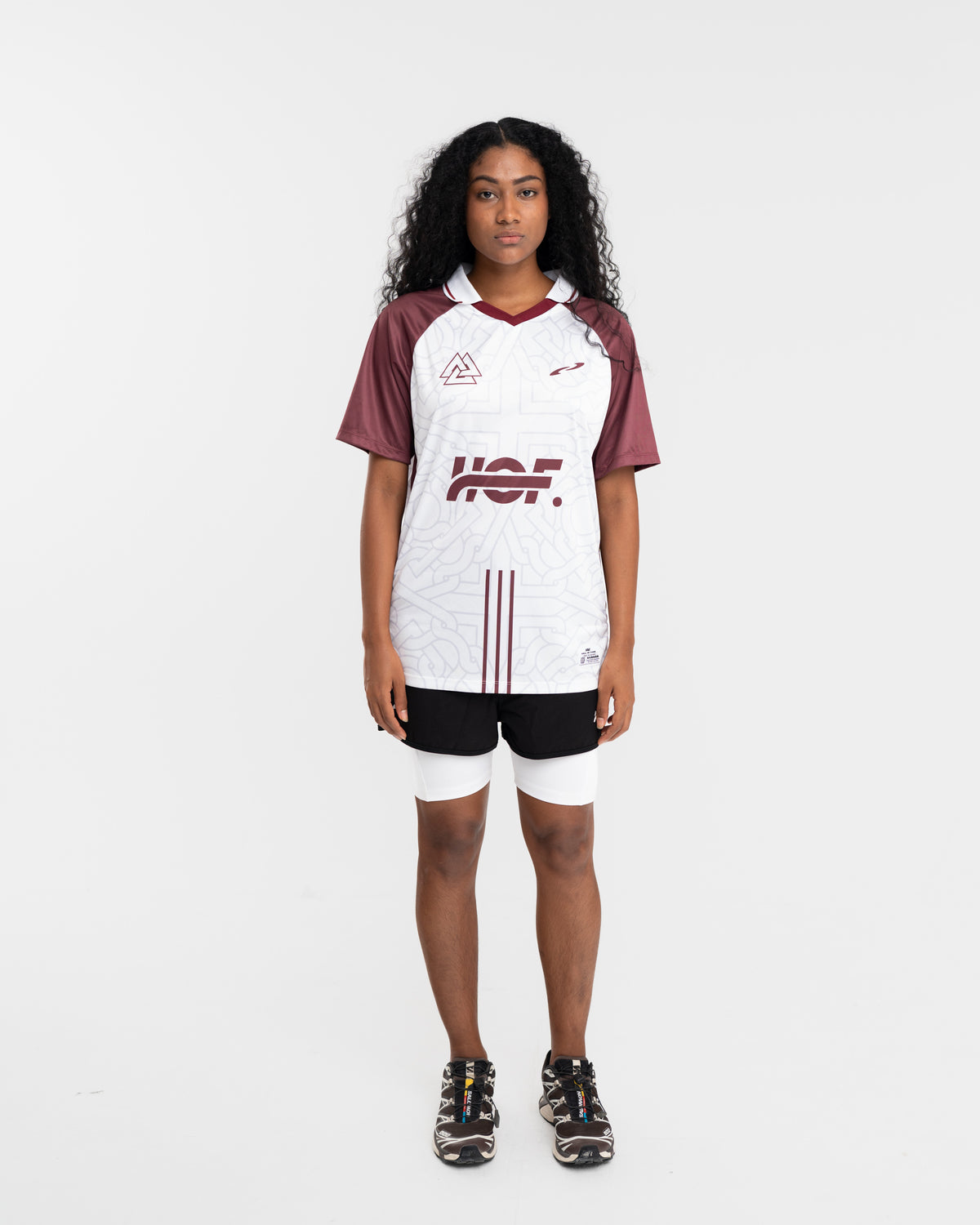 Femme portant le tee Nordic blanc et bordeaux style football, vue de face