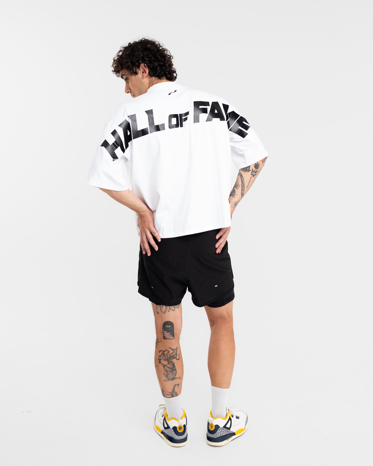 T-shirt oversize blanc avec un grand logo Hall of Fame noir dans le dos