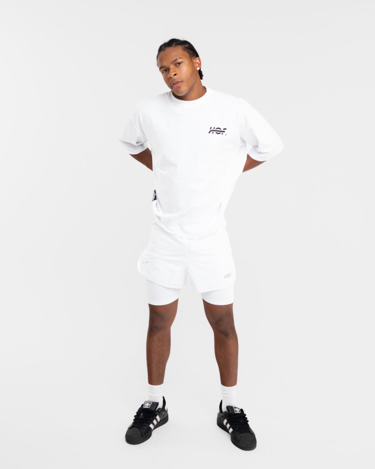 T-shirt oversize Essential blanc porté avec un short blanc