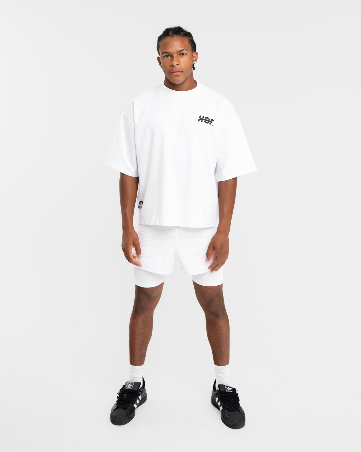 Homme portant le t-shirt oversize Essential blanc, vue de face