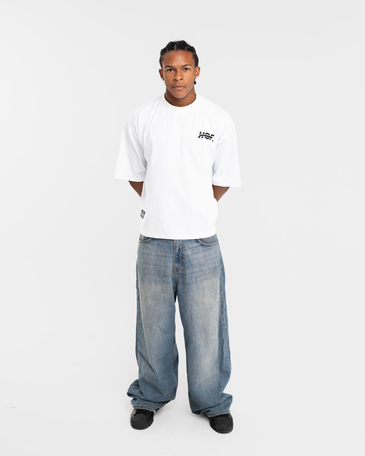 T-shirt oversize Essential blanc porté avec un jean baggy
